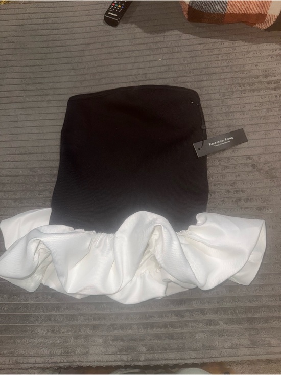 Tops - Two-Tone Black & White Ruffle Hem Skirt